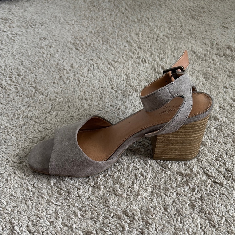 Universal Thread Gray Heels - Picture 8 of 9
